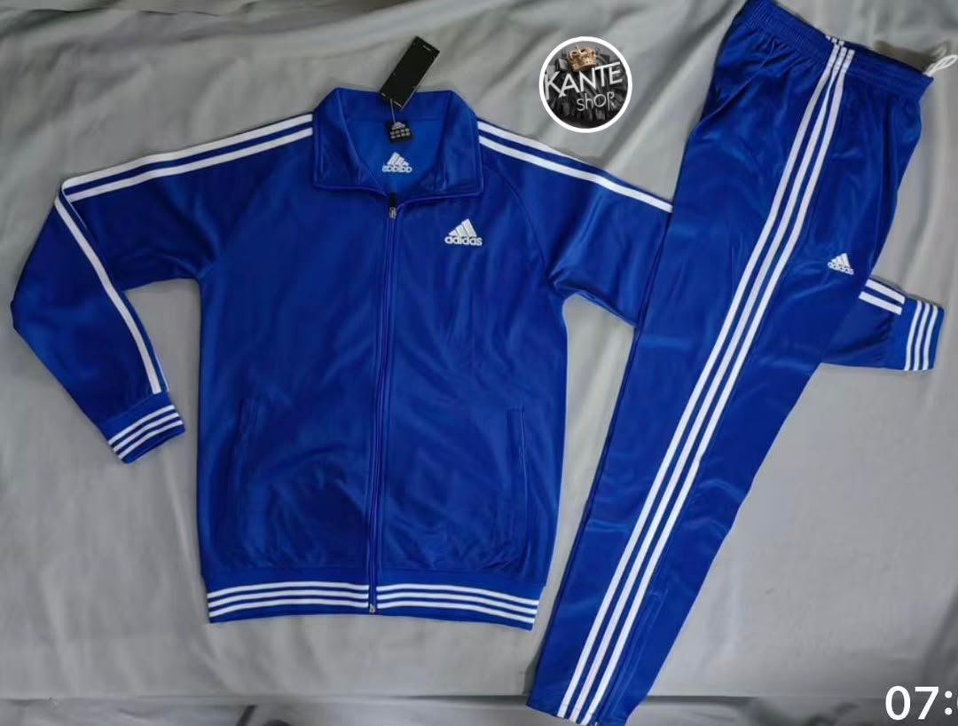 Ensemble de survêtement style Adidas